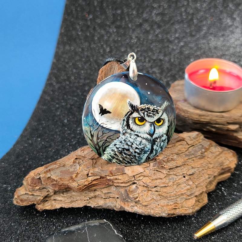 Moon night and Eagle owl on lacquer pendant. Hand painted animal art necklace - สร้อยคอ - เปลือกหอย สีน้ำเงิน