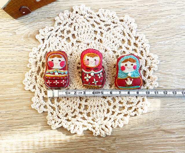 ロシア人形 マトリョーシカ 刺繍布ブローチ シリーズ2 - ショップ kiku-kiku ブローチ - Pinkoi