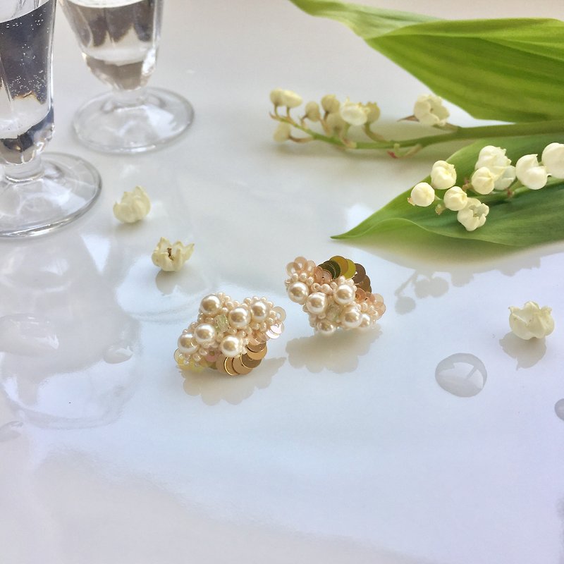Pearl flower earrings gold - ต่างหู - วัสดุอื่นๆ สีทอง