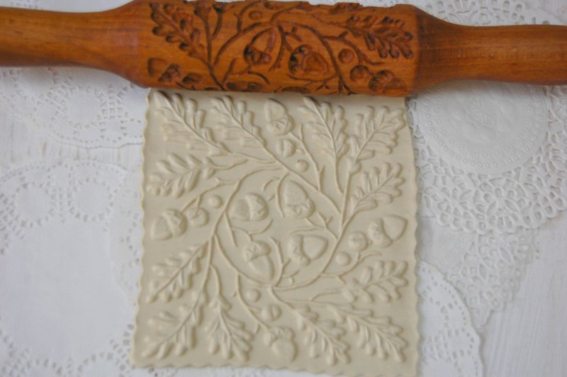 Rolling pin for cookie stamp cookie cutter , stamped with the oak leaves - เครื่องใช้ไฟฟ้าในครัว - ไม้ สีนำ้ตาล