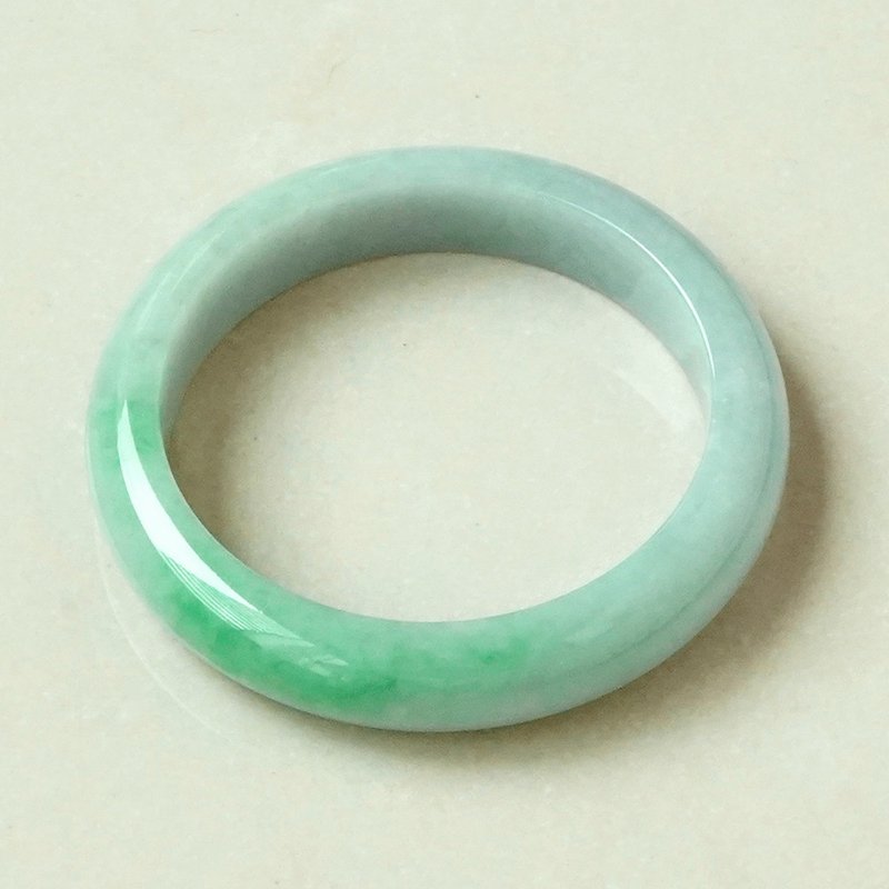 【正佳珠寶】翡翠 春帶彩飄陽綠手鐲 17.5圍 內徑54.8mm - 手鍊/手環 - 半寶石 多色