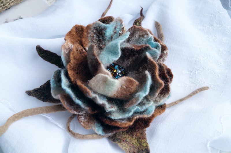 Textile Felt Brooch Flower Brown Blue Big Beautiful Pin Mom Nana Granny Godmothe - 胸針 - 羊毛 多色