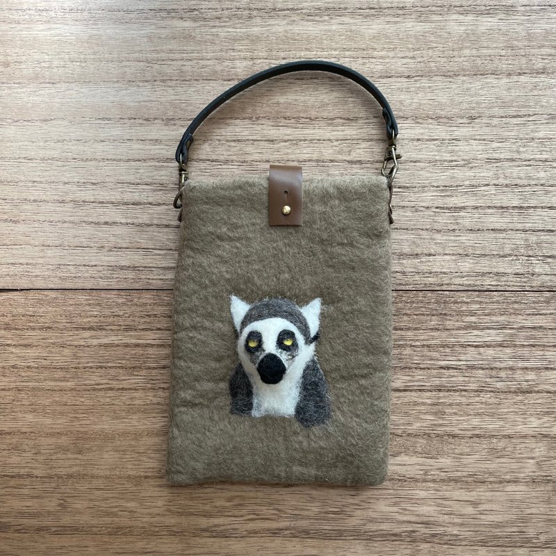 Ring-tailed lemur smartphone case - อื่นๆ - ขนแกะ สีกากี