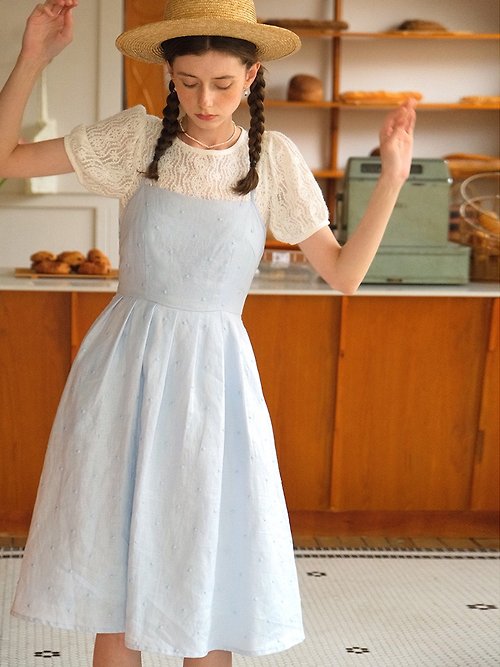 Mintcheese Mintcheese 法式亞麻刺繡波點清新藍白吊帶連衣裙