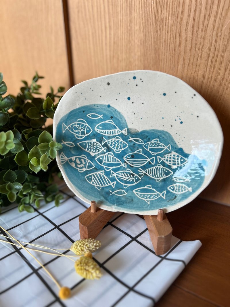 Hand-made shaving plate-036 fish series-white plate-large - Plates & Trays - Pottery White