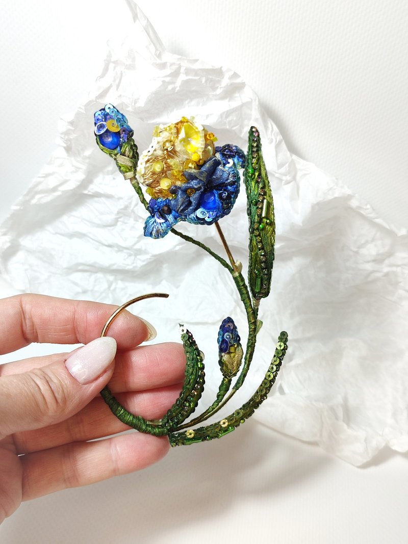 Brooch embroidered iris on wire, blue flower with flexible leaves - เข็มกลัด - ผ้าไหม สีน้ำเงิน