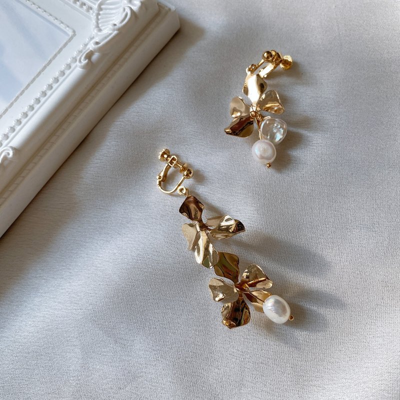 Rain of Flowers- Flower Rain Gold Freshwater Pearl Earrings - Earrings & Clip-ons - Other Metals Gold