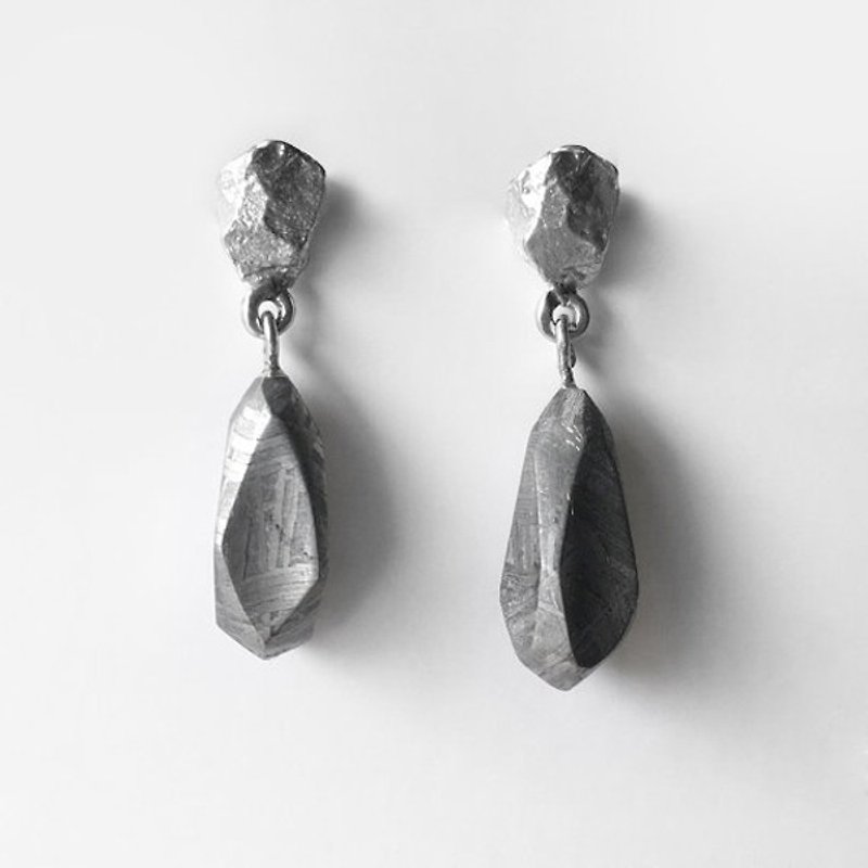 ASPECT Meteorite Jewelry - Contemporary Faceted, Angular Concave Cut Meteorite - ต่างหู - เครื่องเพชรพลอย สีเงิน