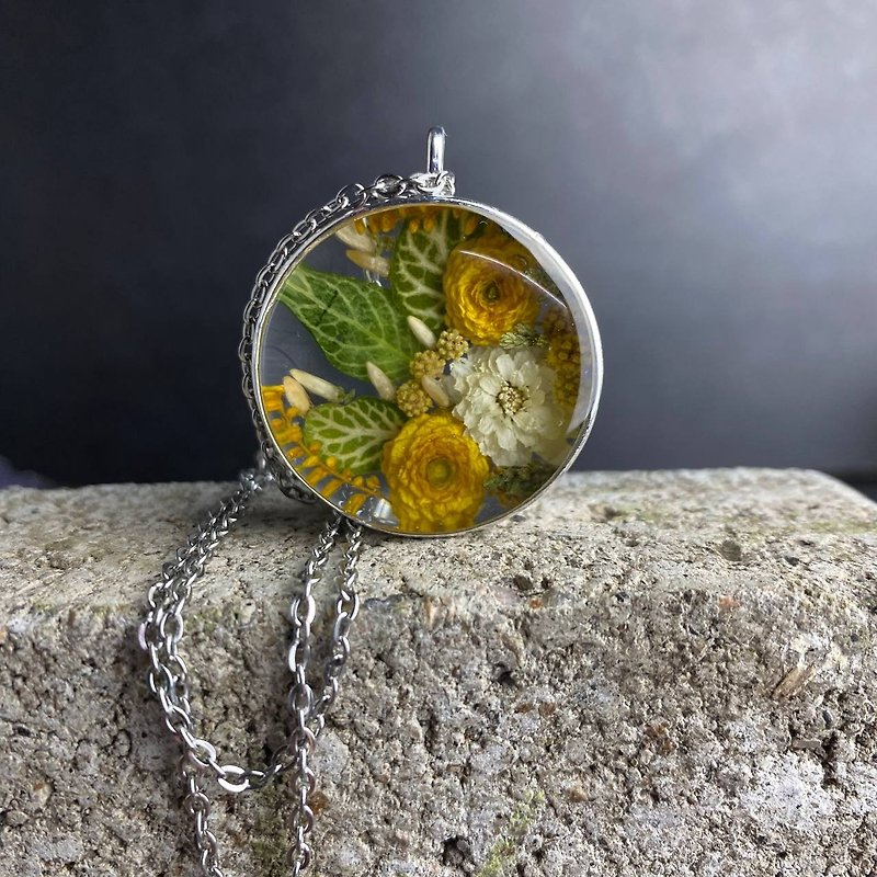 Necklace with real flowers, terrarium pendant, flower pendant, flower necklace - 項鍊 - 樹脂 多色