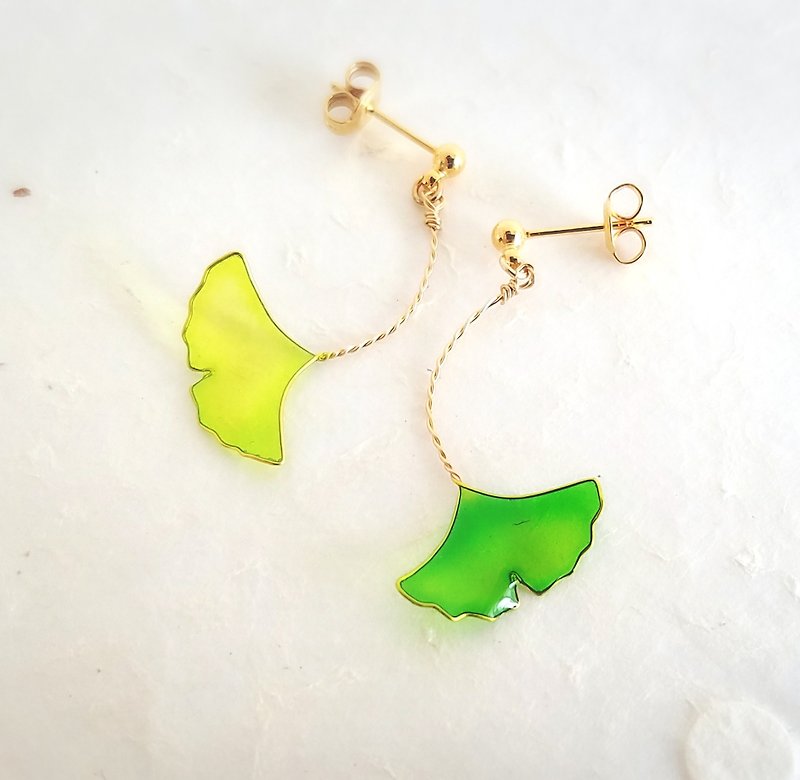 ginkgo leaf pierced or clip-on earrings  spring - ต่างหู - เรซิน สีเขียว