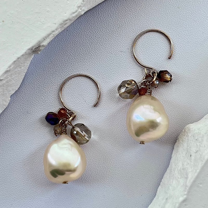 Golden Charm Baroque Pearl Earrings - ต่างหู - ไข่มุก ขาว