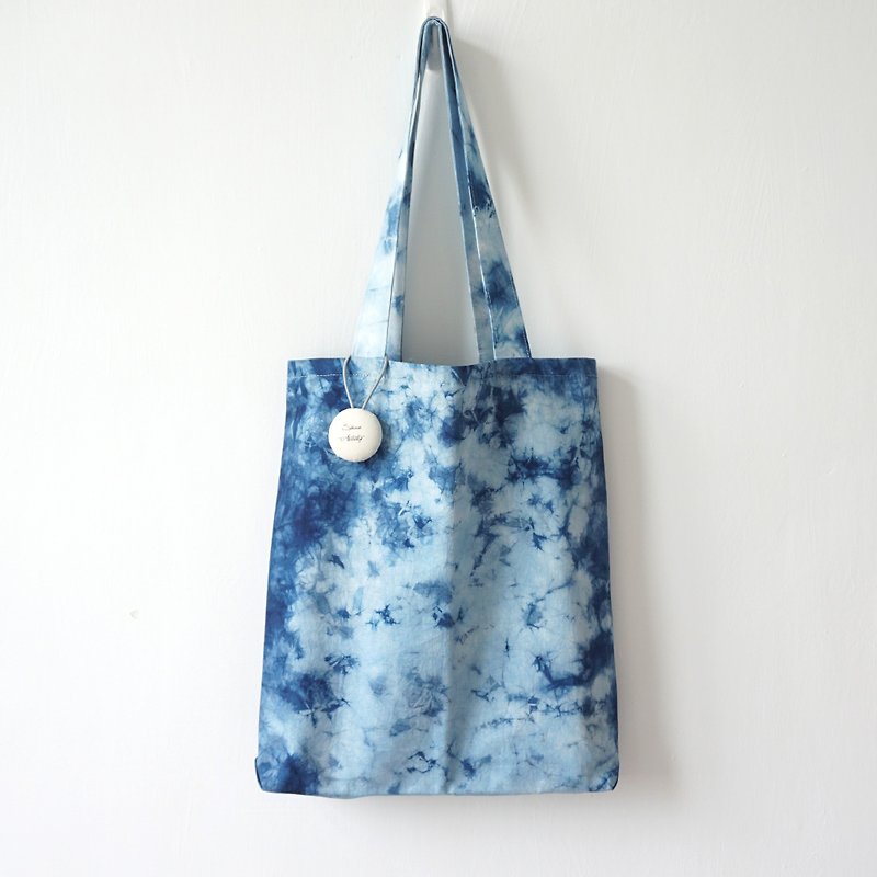 S.A x Blue Bells, Indigo dyed Handmade Natural Pattern Tote Bag - กระเป๋าแมสเซนเจอร์ - ผ้าฝ้าย/ผ้าลินิน สีน้ำเงิน