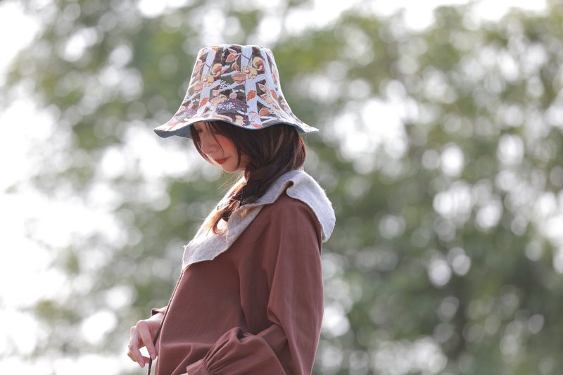 Handmade double-sided fisherman hat/wide brim/big brim/sun hat/ Khaki/small squirrel in the woods - หมวก - ผ้าฝ้าย/ผ้าลินิน สีกากี