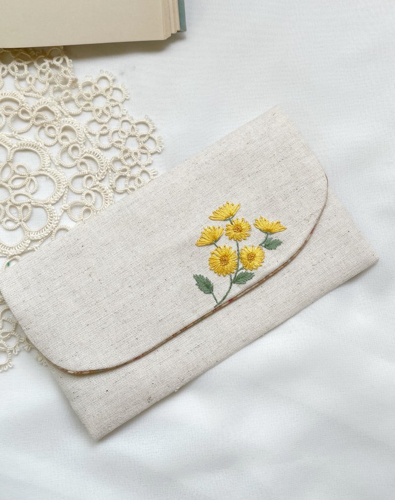 [Handmade by Ms. Fang] The spring is long. Embroidered cloth as cash passbook storage bag gift - กระเป๋าเครื่องสำอาง - ผ้าฝ้าย/ผ้าลินิน หลากหลายสี