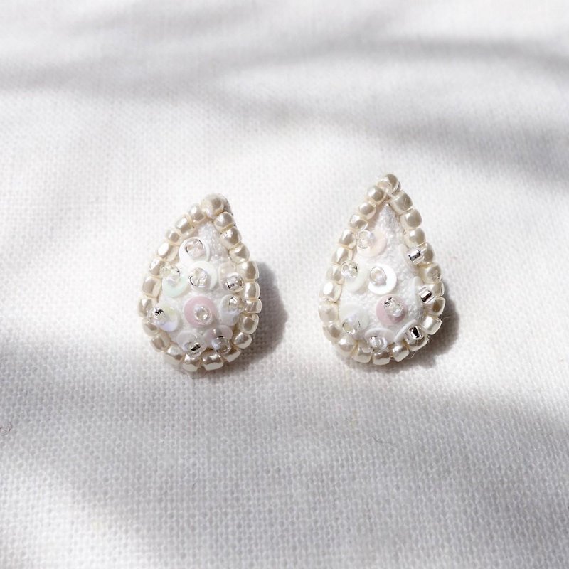 Pierced earrings a - ต่างหู - วัสดุอื่นๆ ขาว