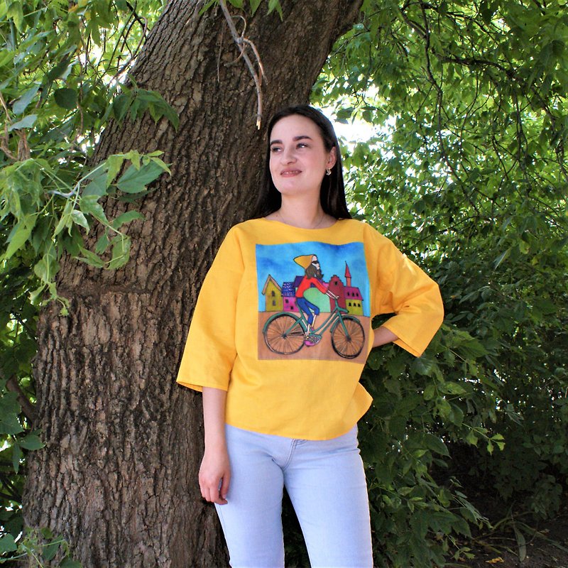 Girl on a bicycle yellow linen tunic hand-painted, art clothing t-shirt bright - T 恤 - 亞麻 黃色