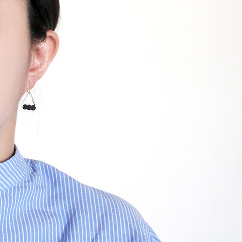 Miss Maru Jewellery 瘋狂幾何 | 黑色磨砂質感珠珠+中三角形925純銀線耳環