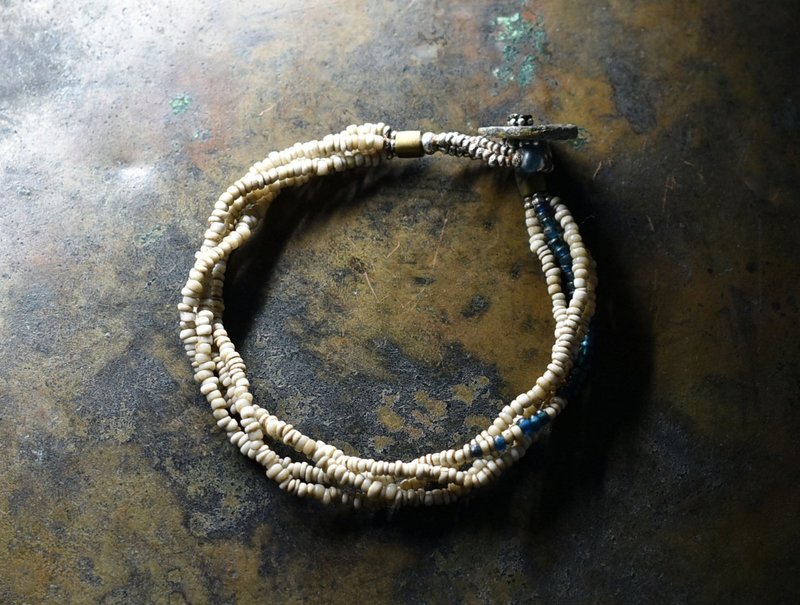 Antique white seed beads and Indigo blue beads, 4-strand bracelet, old coin clasp - Bracelets - Glass White