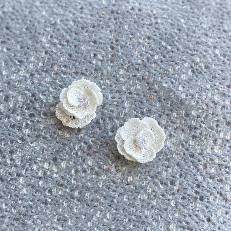 Micro Hook Earrings【Little Camélias White Camellia】 | - ต่างหู - งานปัก ขาว