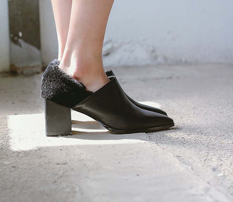 Wool heel excavation side with pointed leather boots black - รองเท้าบูทสั้นผู้หญิง - หนังแท้ สีดำ