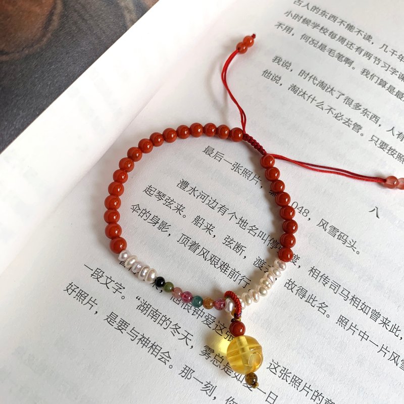 手作 與歡。天然淡水珍珠 南紅瑪瑙 碧璽手鏈 蜜蠟鈴鐺編織吊墜 - 手鍊/手環 - 玉石 多色