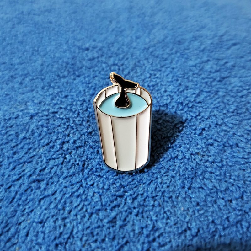 【金屬襟章】水杯 | 鯨魚 | Water Cup | Whale - 徽章/別針 - 其他金屬 白色