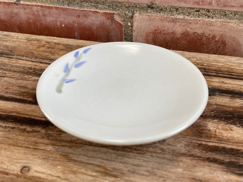 青磁窯 陶板に蕾を乗せた小皿 - 皿・プレート - 陶器 