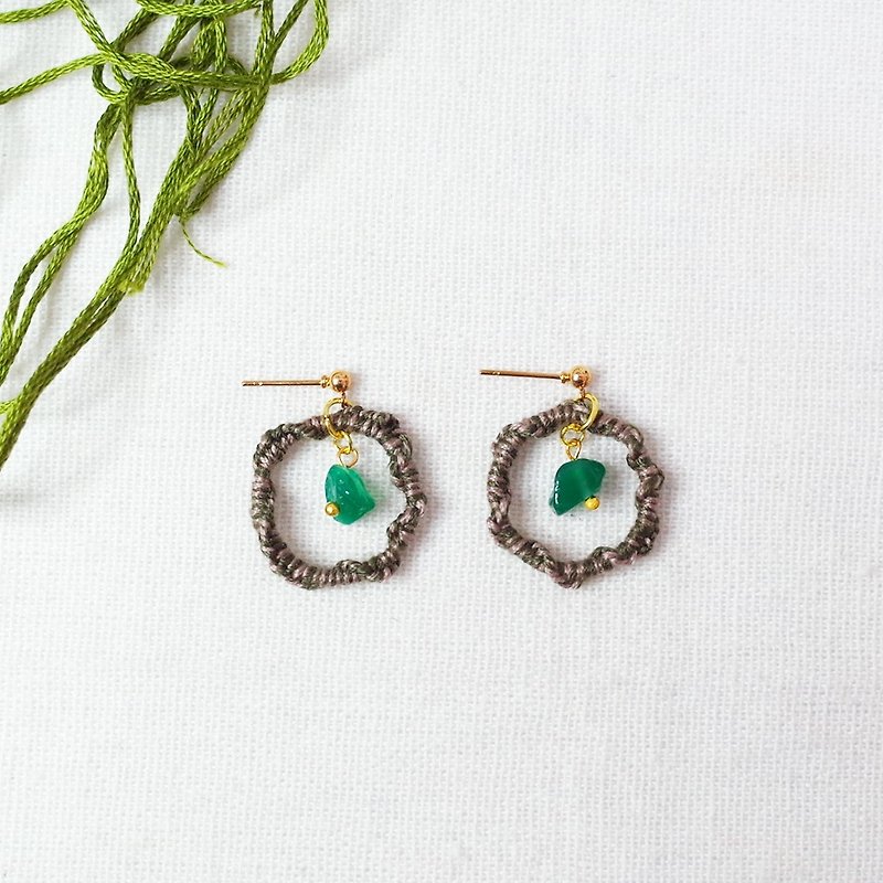 Hand-knitted earrings twist pine leaf green agate Clip-On/ear hook - ต่างหู - งานปัก สีเขียว