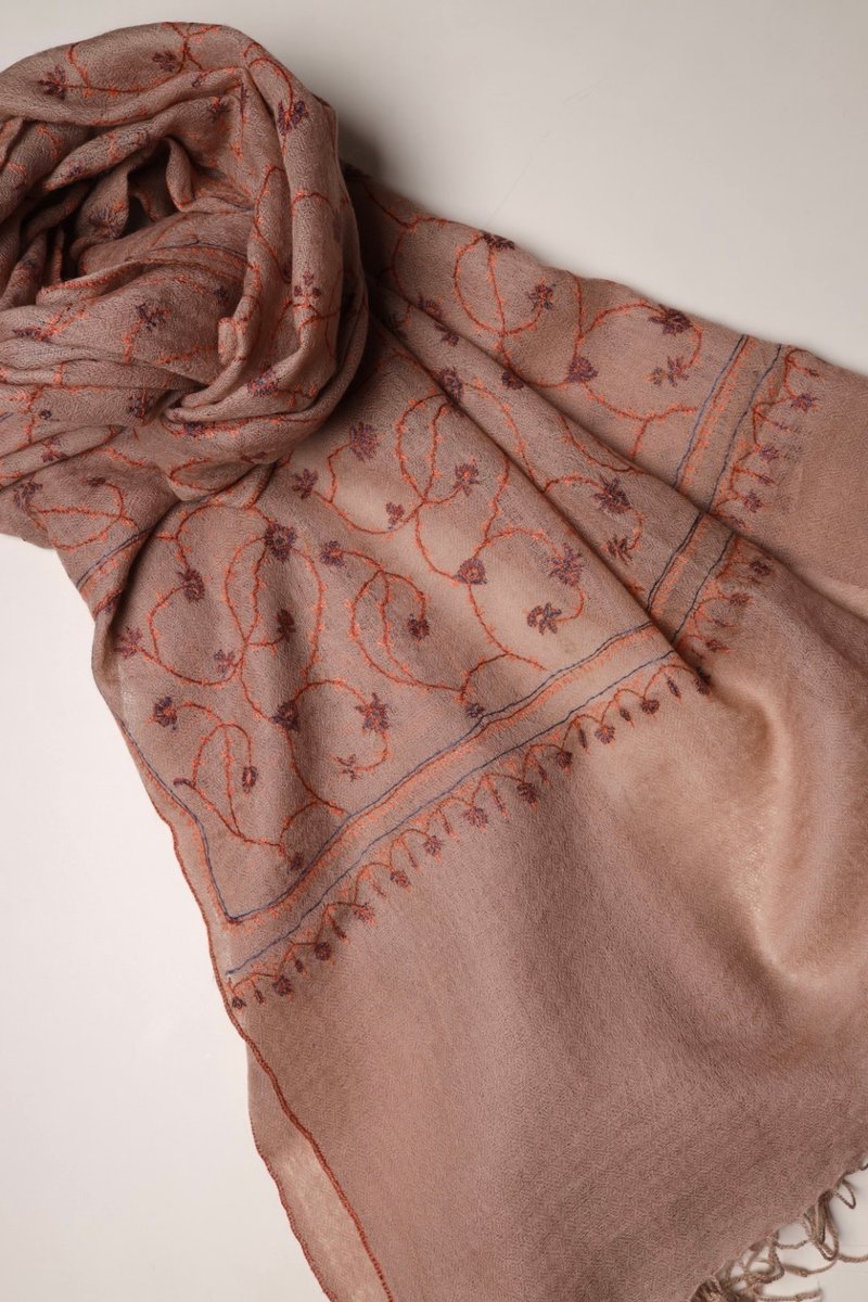 [Christmas Gift Box] Cashmere hand-embroidered vine flower scarf shawl light orange pink dreamy - Knit Scarves & Wraps - Wool Pink