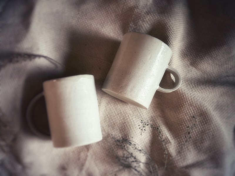 White porcelain frosting on the table/fog shimmering small ear mug - Mugs - Porcelain White