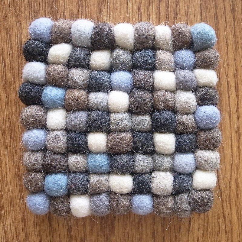 [Leonie Kuo受注ページ]羊毛フェルトボール手作りマット正方形灰色青 - 絨毯・カーペット - ウール グレー