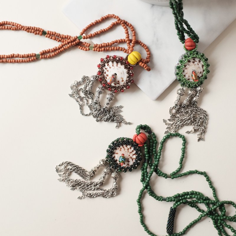 Spot offer Aboriginal mother hand-woven beaded green beaded shell magnified long necklace - สร้อยคอ - เส้นใยสังเคราะห์ สีเขียว