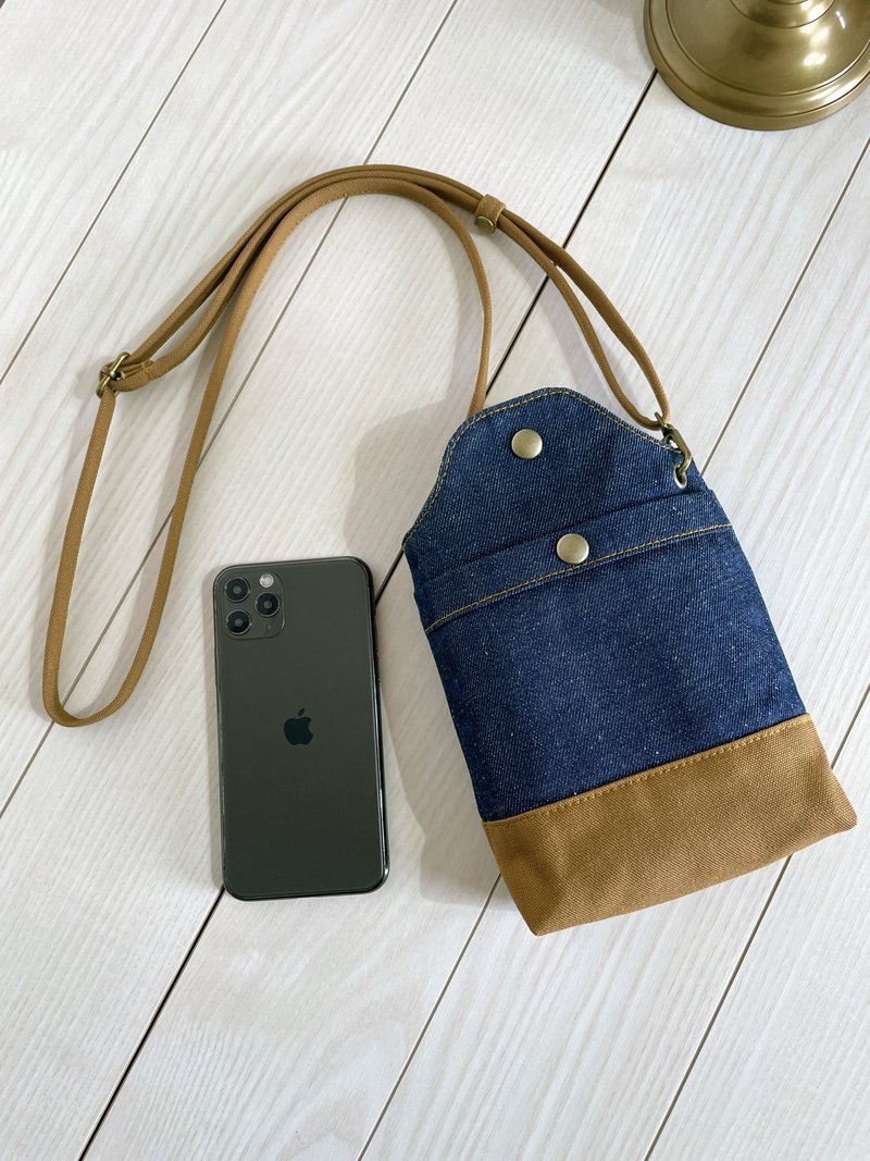Okayama Denim Bicolor Smartphone Pochette Smartphone Shoulder Smartphone Pouch Indigo x Brown - กระเป๋าแมสเซนเจอร์ - ผ้าฝ้าย/ผ้าลินิน สีน้ำเงิน