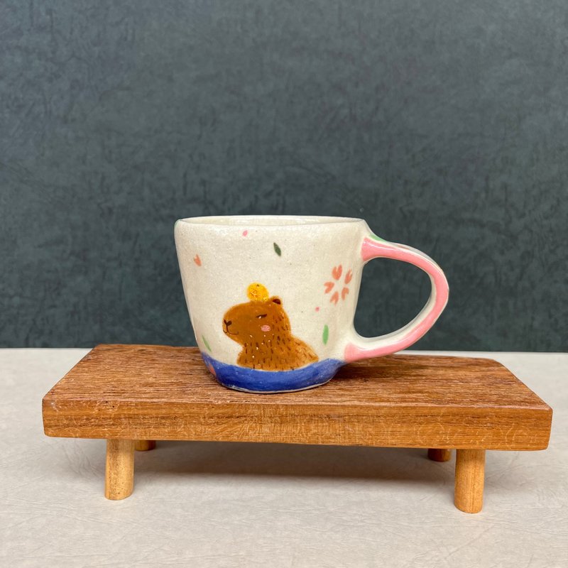 A Lu 水豚泡湯陶杯/禮物 原創手作手繪 僅此一件 作品釉燒有氣泡 - 杯子 - 陶 多色