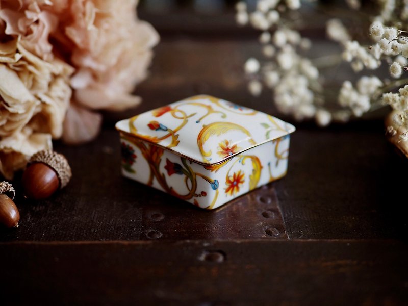 British antique square / diamond mini porcelain box - Items for Display - Porcelain 