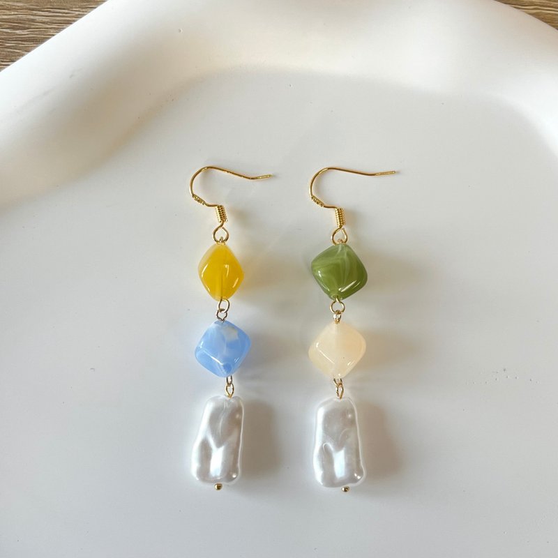 Contrast color smudged Gemstone baroque pearl earrings - ต่างหู - อะคริลิค หลากหลายสี