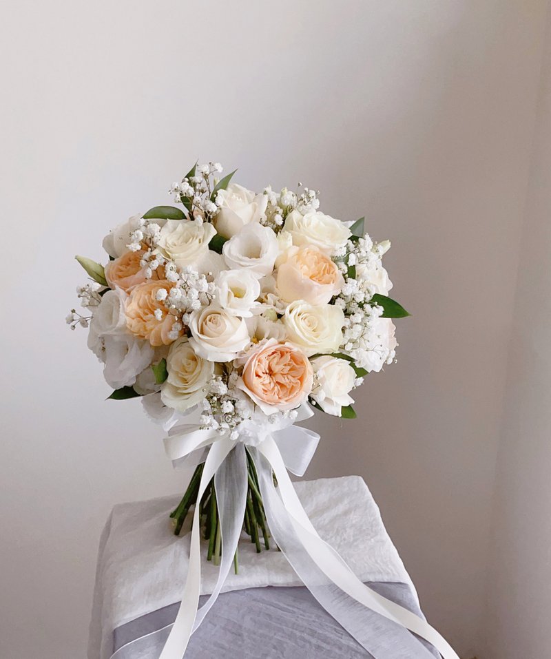 [Flowers] White-skinned roses and lisianthus classic spherical flower bouquets - อื่นๆ - พืช/ดอกไม้ ขาว