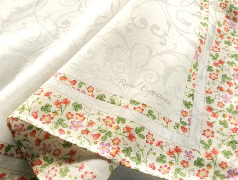 Royal Copenhagen Vintage Handkerchief Floral 23 x 22.5 inches - 絲巾 - 棉．麻 卡其色