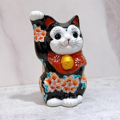 【九谷焼】お祈り猫 招き猫 黒地桜 縁起物 置物 九谷焼】お祈り猫 招き猫 黒地桜 縁起物 置物