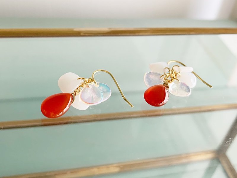 [July birthstone] Petals Czech beads and carnelian Clip-On/ earrings - ต่างหู - เครื่องเพชรพลอย สีส้ม