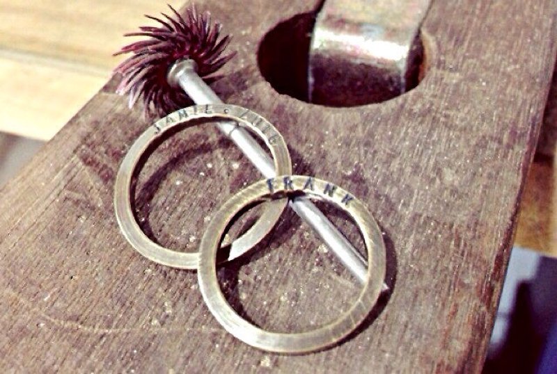 Side lettering Brass Ring (Black)] [LRB1002 brass ring. Handmade ring. Lettering. Two. Ring. Nanjie. Nvjie - แหวนทั่วไป - โลหะ สีเหลือง
