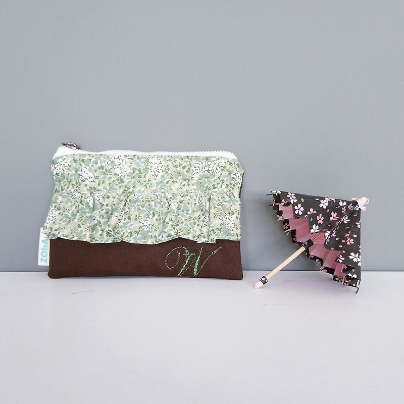 荷葉邊拉鍊包 (綠色碎花x褐色) | 客製化 繡字 - 化妝袋/收納袋 - 棉．麻 綠色