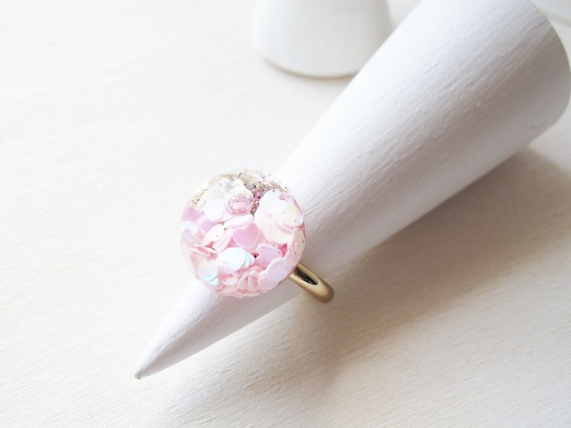 Rosy Garden 淡粉紅色愛心亮片流動半圓雪花玻璃戒指 - 戒指 - 玻璃 粉紅色