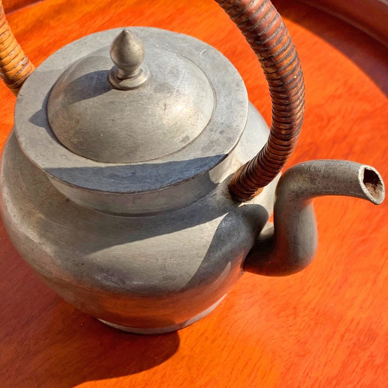 Early Japanese tin rattan handle teapot/jug│Nostalgic and retro hand-beaten Showa era craftsman - ถ้วย - โลหะ สีเทา