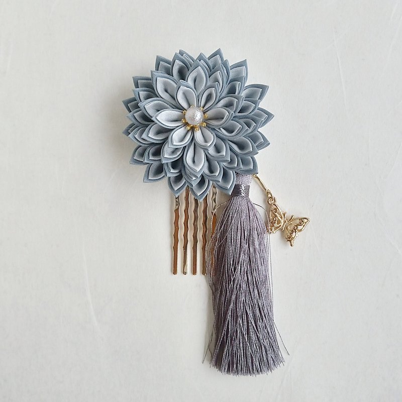 つまみ細工の花と蝶の髪飾り　タッセル付き　グレー - 髮夾/髮圈 - 棉．麻 灰色