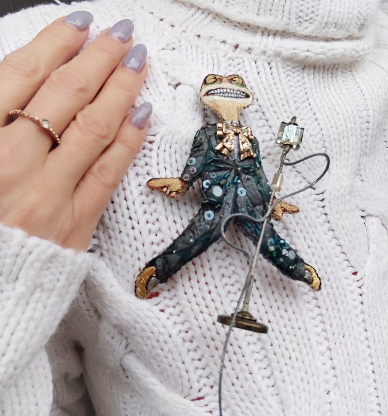 Embroidered brooch with Jazz singing frog. Brooch on a wire frame - Brooches - Other Materials Green