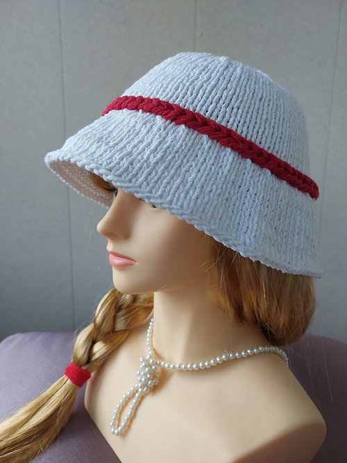 MacAlice Bucket hat with decor. White with red color