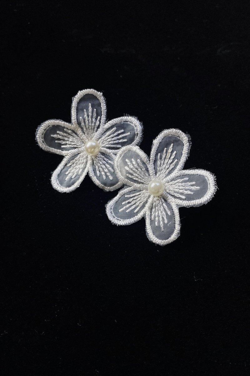 刺繡花耳環Flower Embroidery Earrings - 耳環/耳夾/耳骨夾 - 其他材質 白色