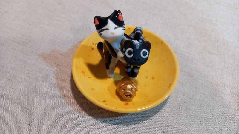 Master Black Tiger Treasure Plate-Tiger Bites Money - ของวางตกแต่ง - ดินเผา สีเหลือง