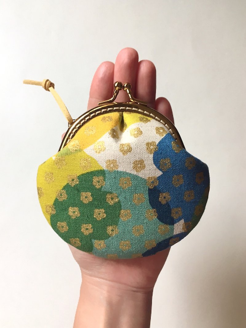 hm2. Golden small flower yellow-green shell. Gold bag - กระเป๋าใส่เหรียญ - ผ้าฝ้าย/ผ้าลินิน สีเหลือง